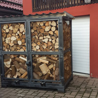 befüllter Metallbehälter für Brennholz