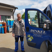 Mitarbeiter der Firma DINKEL Schweißtechnik an einem Firmenfahrzeug