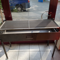 Holzkohlegrill im Verkaufsraum der Firma DINKEL